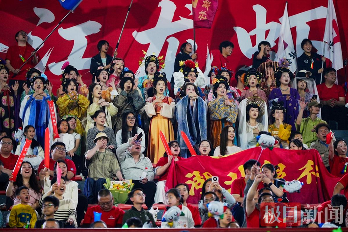 中欧电竞体育app-潜江赛场内外皆精彩：来看一场球，爱上一座城|楚超|体育场|潜江中学体育场|足球联赛|揭幕战_新浪体育_新浪新闻
